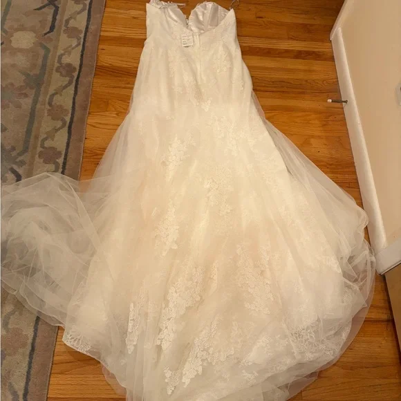 Vera Wang Strapless Lace Bridal Gown - Picture 9 of 12